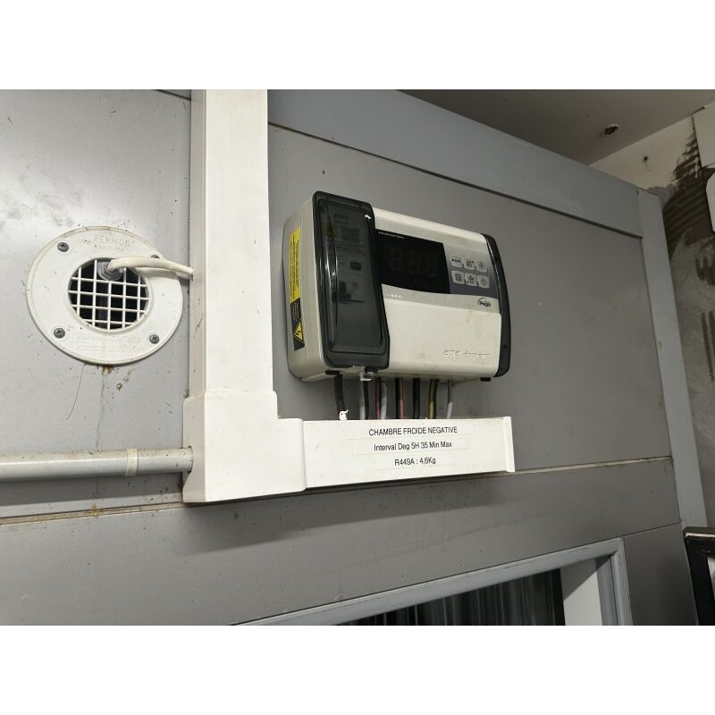 1 chambre froide 2 en 1 (positive et négative) avec cloison séparatrice Environ 15m carrés vente privée conseillée