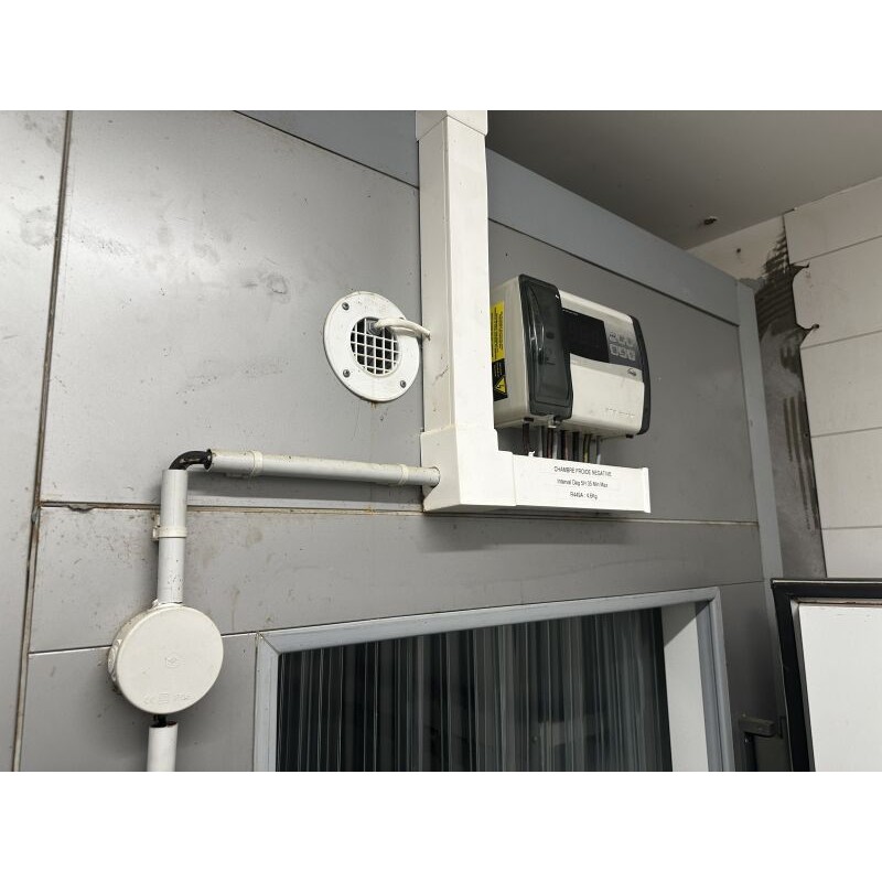 1 chambre froide 2 en 1 (positive et négative) avec cloison séparatrice Environ 15m carrés vente privée conseillée