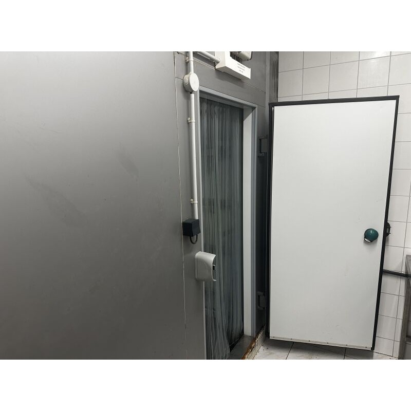 1 chambre froide 2 en 1 (positive et négative) avec cloison séparatrice Environ 15m carrés vente privée conseillée