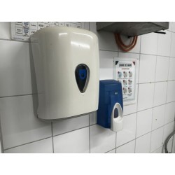 1 distributeur de papier et 1 distributeur de savon liquide