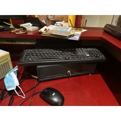 1 enregistreur 8 caméras de surveillance, vers 2021 1 écran IIYAMA 1 clavier et souris HP
