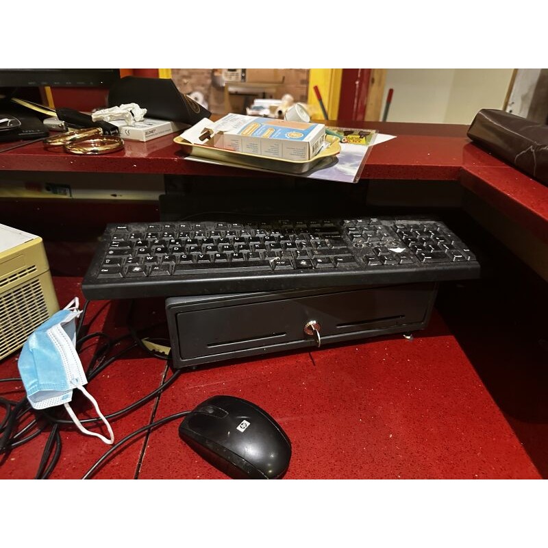 1 enregistreur 8 caméras de surveillance, vers 2021 1 écran IIYAMA 1 clavier et souris HP