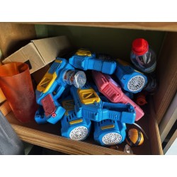 1 ensemble de jeux et jouets divers pour enfant, en l'état d'usage comprenant environ : 15 pistolets à bulles 4 mascottes 2 robe