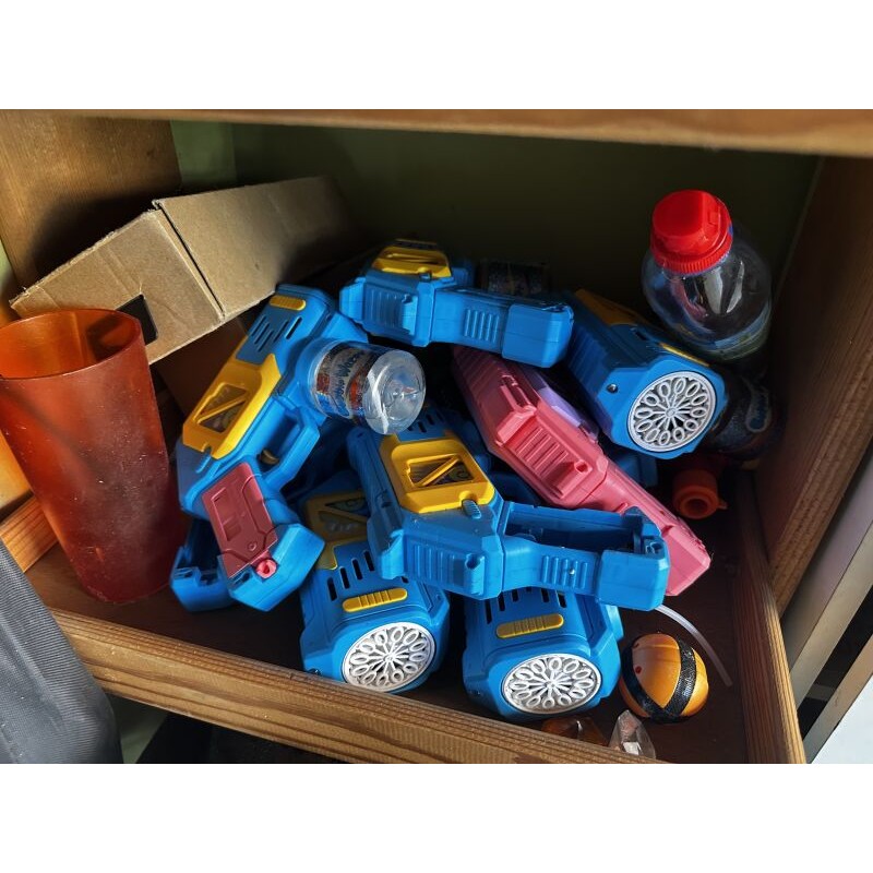 1 ensemble de jeux et jouets divers pour enfant, en l'état d'usage comprenant environ : 15 pistolets à bulles 4 mascottes 2 robe
