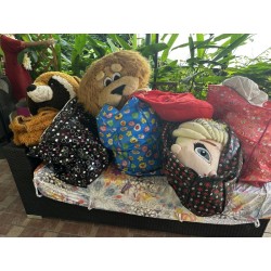 1 ensemble de jeux et jouets divers pour enfant, en l'état d'usage comprenant environ : 15 pistolets à bulles 4 mascottes 2 robe