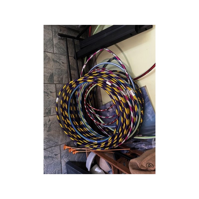 1 ensemble de jeux et jouets divers pour enfant, en l'état d'usage comprenant environ : 15 pistolets à bulles 4 mascottes 2 robe