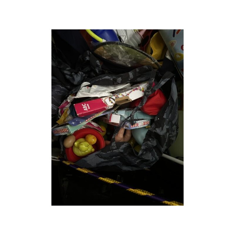 1 ensemble de jeux et jouets divers pour enfant, en l'état d'usage comprenant environ : 15 pistolets à bulles 4 mascottes 2 robe