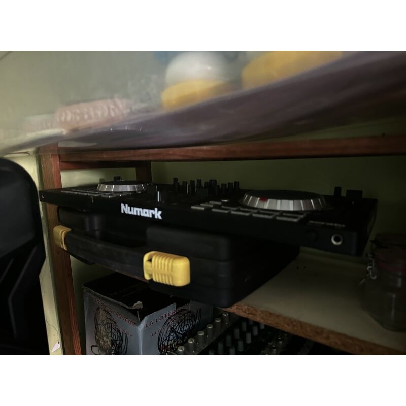 1 table de mixage NUMARK 1 enceinte FFS 1 enceinte YAMAHA avec housse (photo prise de dos)