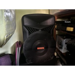 1 table de mixage NUMARK 1 enceinte FFS 1 enceinte YAMAHA avec housse (photo prise de dos)