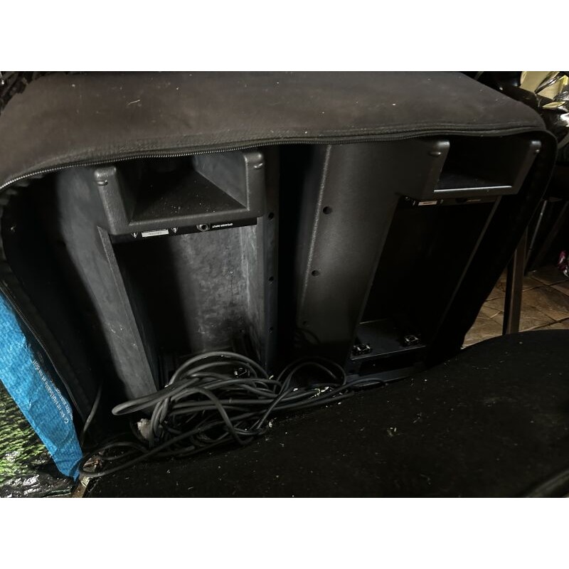 1 table de mixage NUMARK 1 enceinte FFS 1 enceinte YAMAHA avec housse (photo prise de dos)