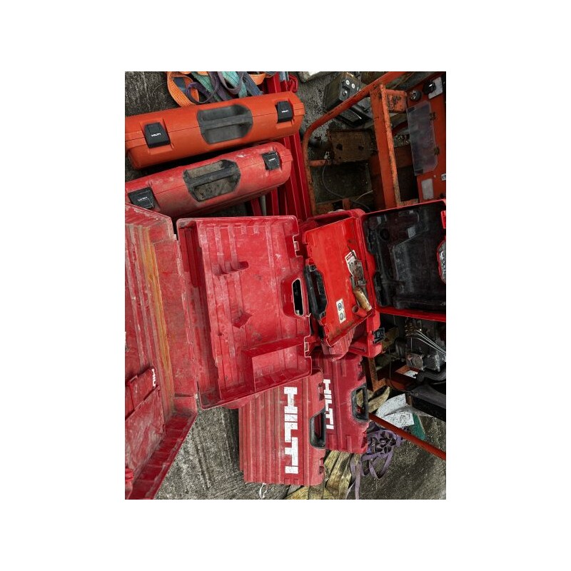 1 outillage électroportatif HILTI comprenant : 1 meuleuse 1 perforateur 1 niveau laser 2 ponceuses