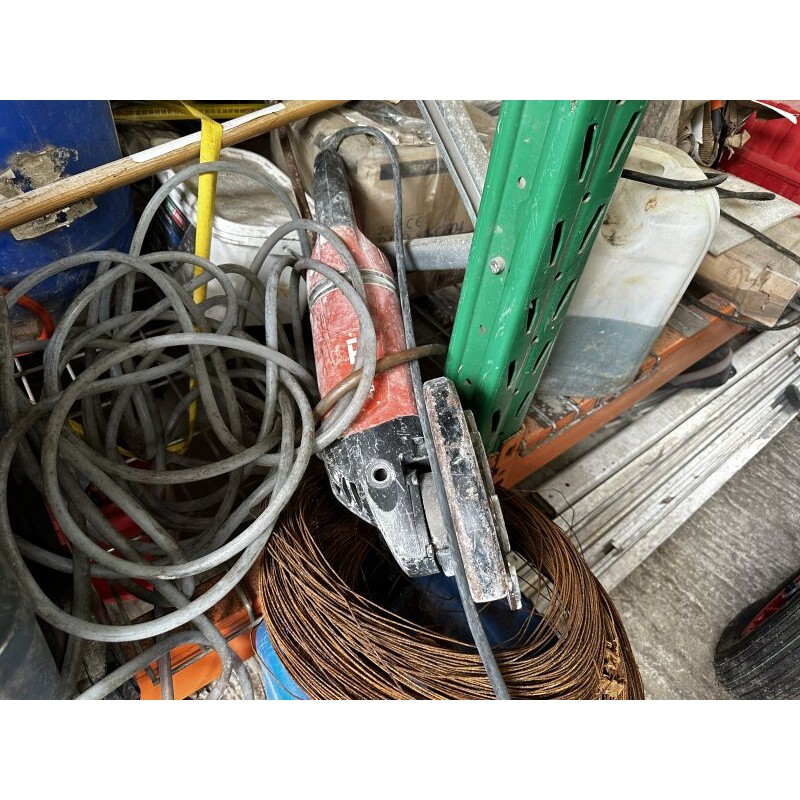 1 outillage électroportatif HILTI comprenant : 1 meuleuse 1 perforateur 1 niveau laser 2 ponceuses