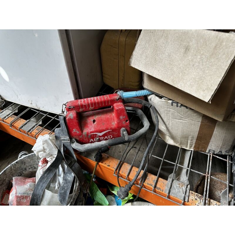 1 outillage électroportatif HILTI comprenant : 1 meuleuse 1 perforateur 1 niveau laser 2 ponceuses