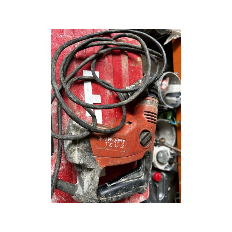 1 outillage électroportatif HILTI comprenant : 1 meuleuse 1 perforateur 1 niveau laser 2 ponceuses