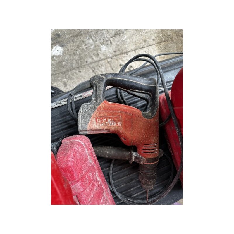 1 outillage électroportatif HILTI comprenant : 1 meuleuse 1 perforateur 1 niveau laser 2 ponceuses