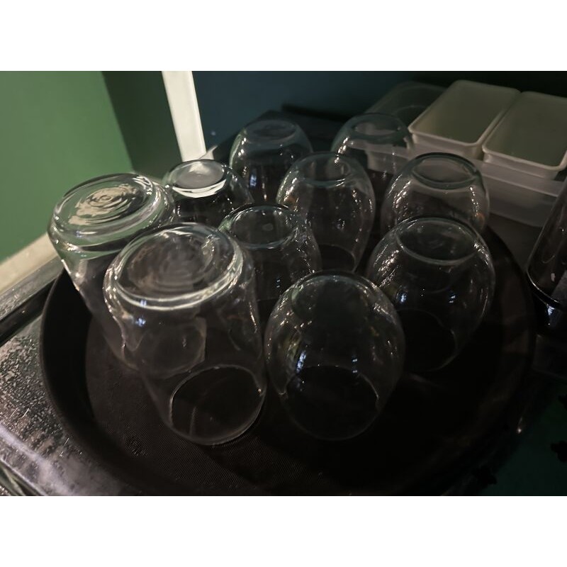 Environ 100 verres dépareillés en verre et en cuivre dont verres à eau, à cocktails, verres à pied, et divers
