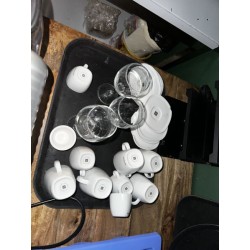 1 partie de service à thé-café dépareillé en porcelaine comprenant 9 tasses et 9 sous-tasses (rassemblé avec lot précédent)