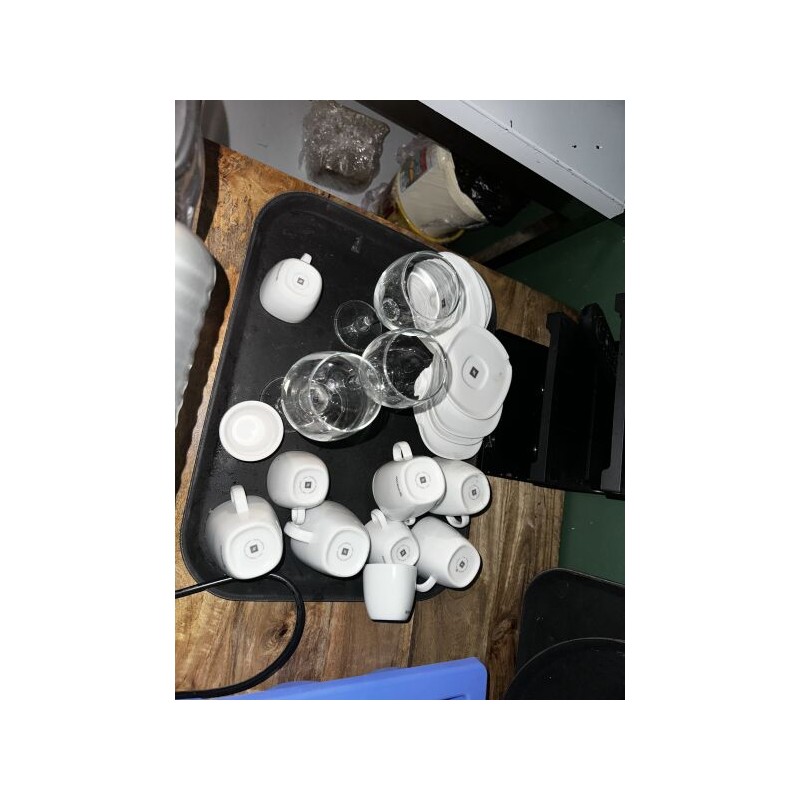 1 partie de service à thé-café dépareillé en porcelaine comprenant 9 tasses et 9 sous-tasses (rassemblé avec lot précédent)