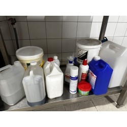 1 petit stock de produits ménagers entamé