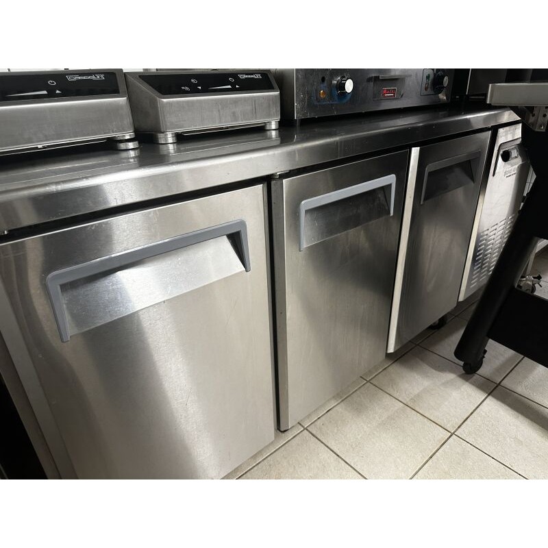 1 tour rehaussée et réfrigérée 3 portes en inox CASSELIN avec étagère chauffante (anc ref 58/73)