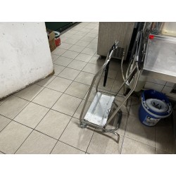 1 support poubelle en métal (anc ref 24/76)