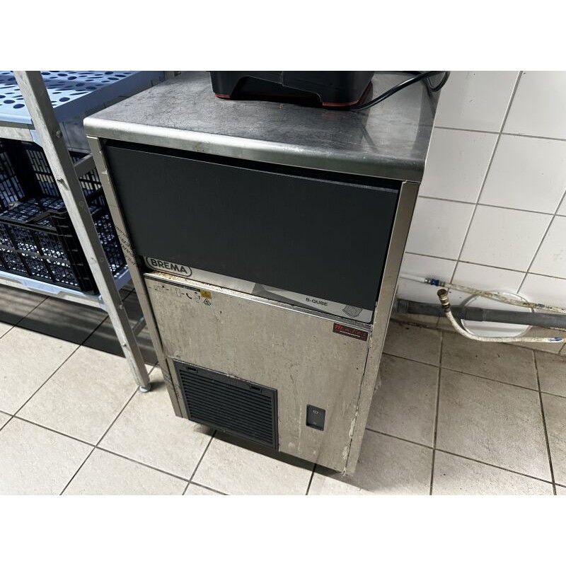 1 machine à glaçon BREMA (anc ref 27/79)