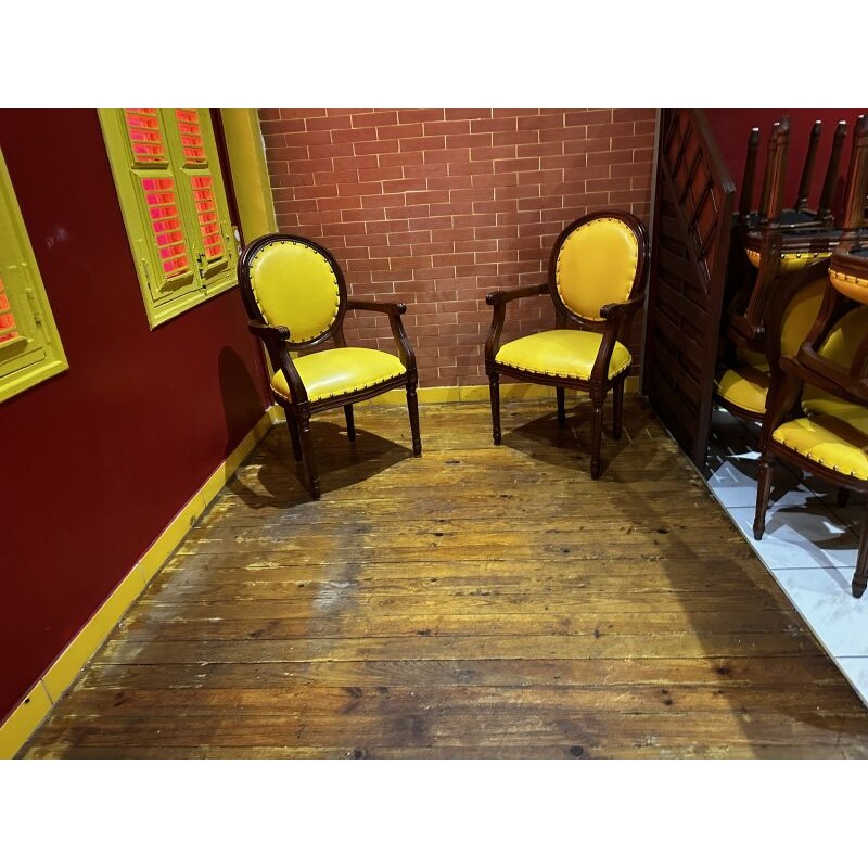 12 chaises de style Louis XVI, assise en simili cuir jaune H : 101 cm - L : 60 cm - Pr : 43 cm vente privée conseillée