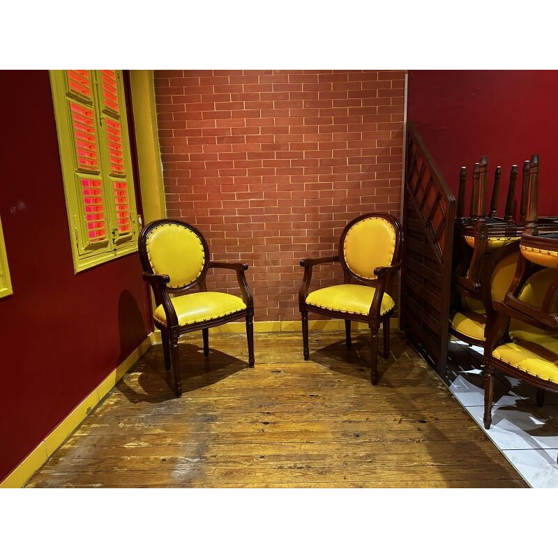 12 chaises de style Louis XVI, assise en simili cuir jaune H : 101 cm - L : 60 cm - Pr : 43 cm vente privée conseillée