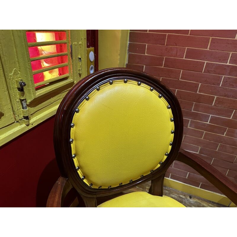 12 chaises de style Louis XVI, assise en simili cuir jaune H : 101 cm - L : 60 cm - Pr : 43 cm vente privée conseillée