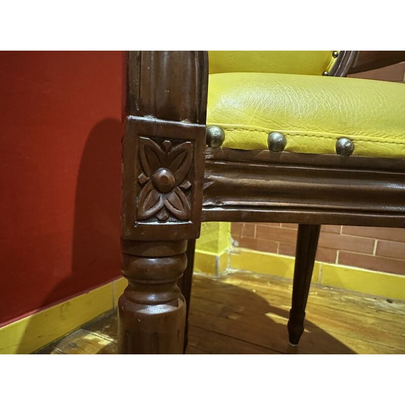 12 chaises de style Louis XVI, assise en simili cuir jaune H : 101 cm - L : 60 cm - Pr : 43 cm vente privée conseillée