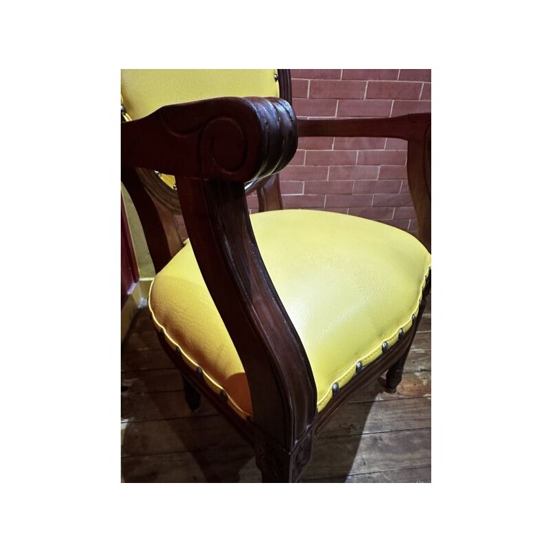 12 chaises de style Louis XVI, assise en simili cuir jaune H : 101 cm - L : 60 cm - Pr : 43 cm vente privée conseillée