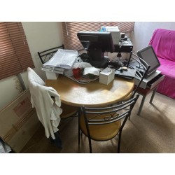 1 table ronde en bois et métal tubulaire et sa suite de 4 chaises à dossier plat ajouré