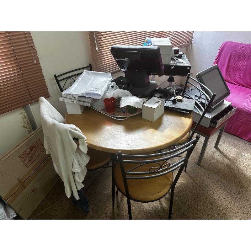 1 table ronde en bois et métal tubulaire et sa suite de 4 chaises à dossier plat ajouré