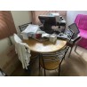 1 table ronde en bois et métal tubulaire et sa suite de 4 chaises à dossier plat ajouré