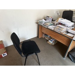 1 fauteuil de direction en similicuir sur roulettes 1 chaise visiteur 1 bureau avec retour en fibres de bois