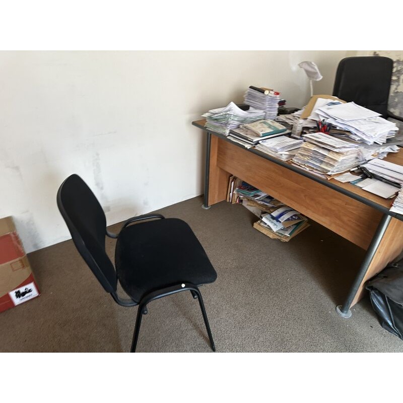 1 fauteuil de direction en similicuir sur roulettes 1 chaise visiteur 1 bureau avec retour en fibres de bois