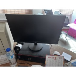 1 poste informatique comprenant : 1 écran AOC 19 pouces (hors service) 1 unité centrale LENOVO 1 souris FUJITSU 1 clavier