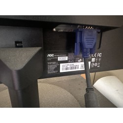 1 poste informatique comprenant : 1 écran AOC 19 pouces (hors service) 1 unité centrale LENOVO 1 souris FUJITSU 1 clavier