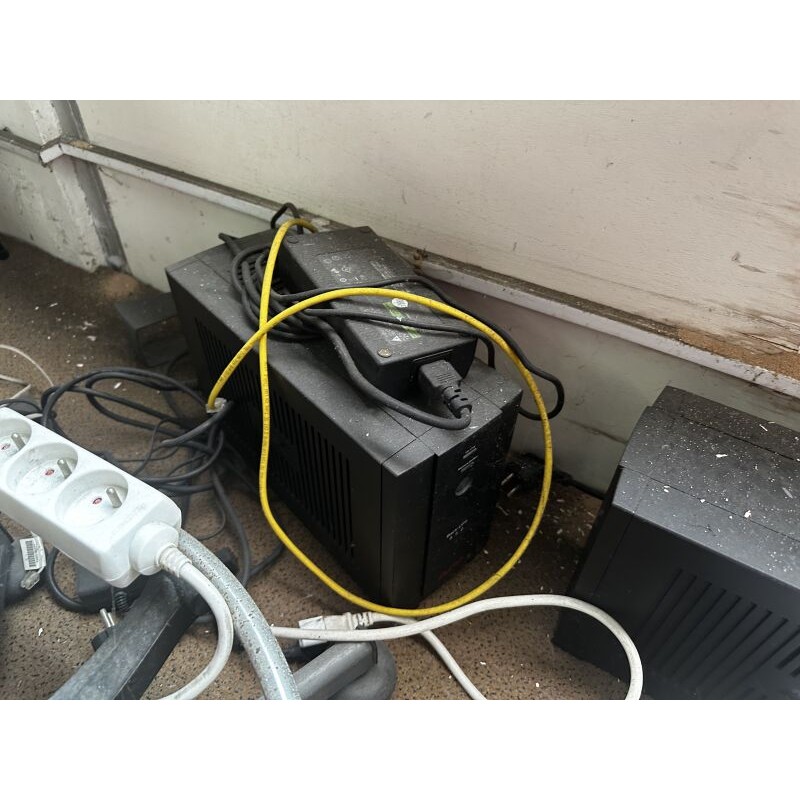1 imprimante à ticket EPSON 1 onduleur APC 1 onduleur