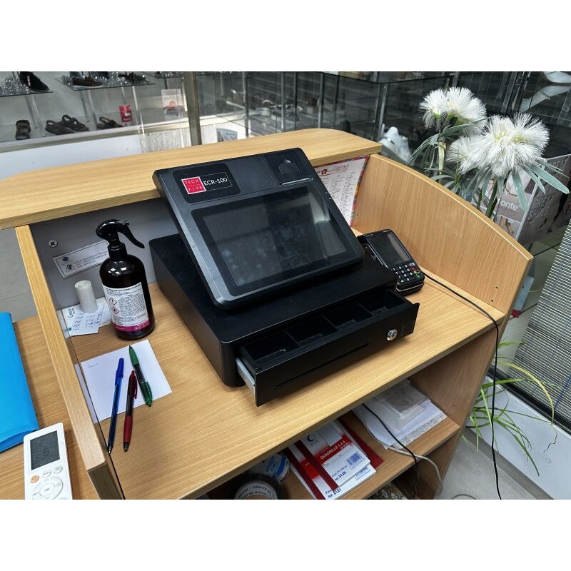 1 caisse tactile 1 tiroir caisse métallique 1 terminal de paiement électronique INGENICO 1 imprimante EPSON