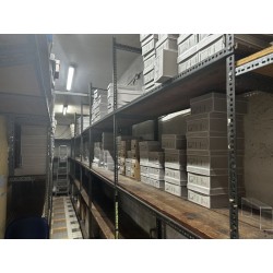1 rayonnage en métal et bois comprenant : 2 étagères - Dimensions linéaires approximatives : 600 cm 3 étagères - Dimensions liné