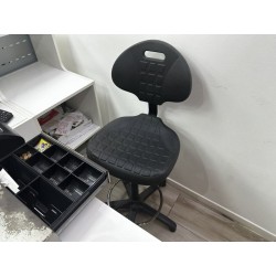1 comptoir en fibres de bois 1 chaise dactylo
