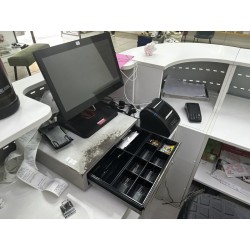 1 caisse tactile 1 tiroir caisse métallique 1 terminal de paiement électronique INGENICO 1 imprimante à ticket EPSON 1 souris sa