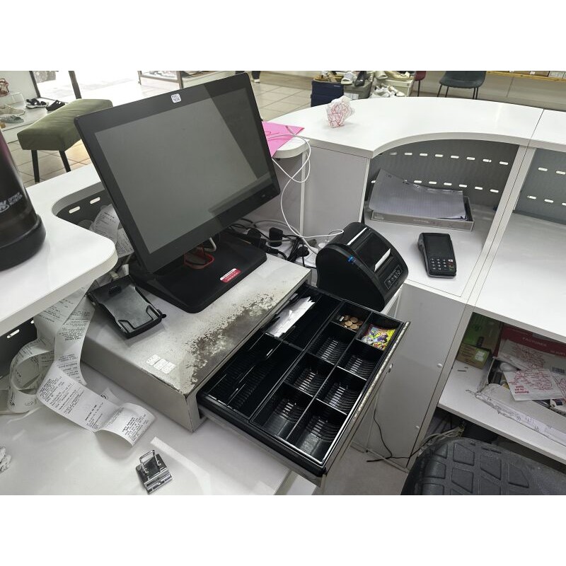 1 caisse tactile 1 tiroir caisse métallique 1 terminal de paiement électronique INGENICO 1 imprimante à ticket EPSON 1 souris sa