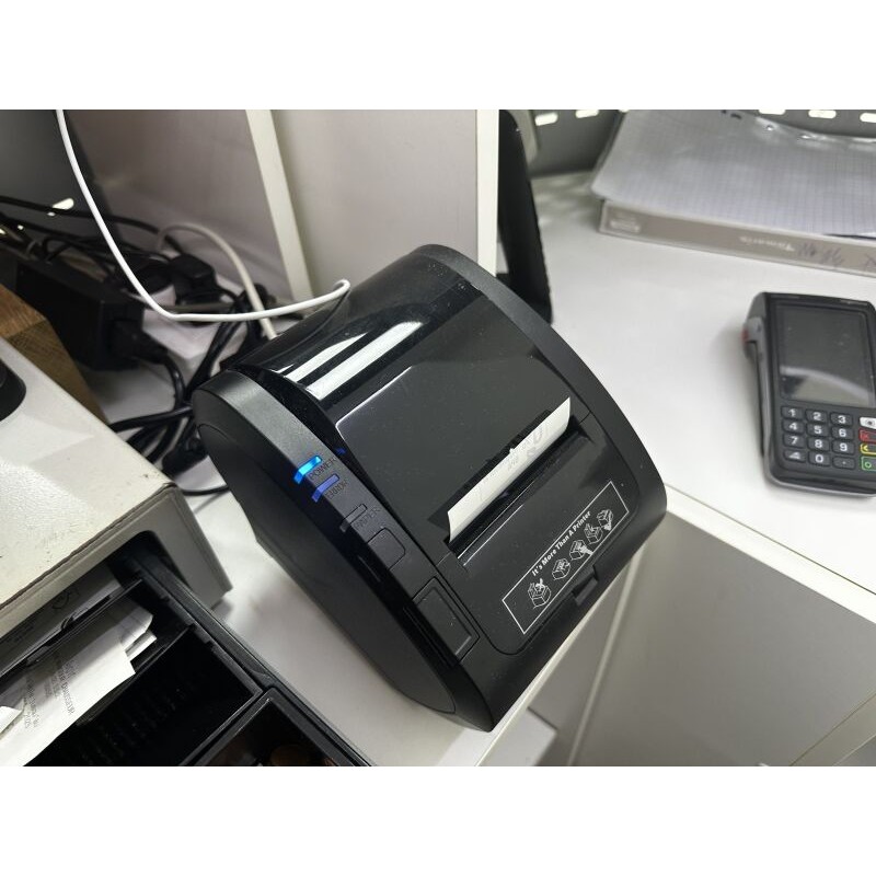 1 caisse tactile 1 tiroir caisse métallique 1 terminal de paiement électronique INGENICO 1 imprimante à ticket EPSON 1 souris sa
