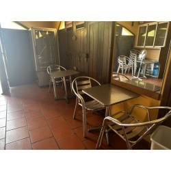 1 mobilier de restauration en aluminium comprenant : 4 guéridons plateau carré 12 fauteuils bistrot