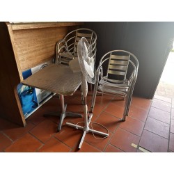 1 mobilier de restauration en aluminium comprenant : 4 guéridons plateau carré 12 fauteuils bistrot