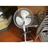 1 ventilateur sur pied sans marque apparente (grille lacunaire)