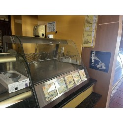 1 vitrine chauffante service arrière Longueur : 80 cm environ