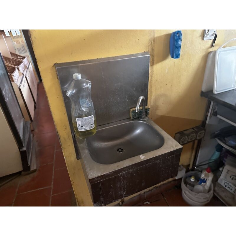 1 lave-main en inox et à crédence